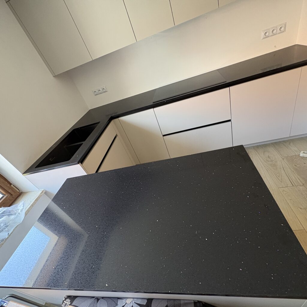blaty kuchenne z konglomeratu kwarcowego Starlight Black - widok na wszystkie blaty