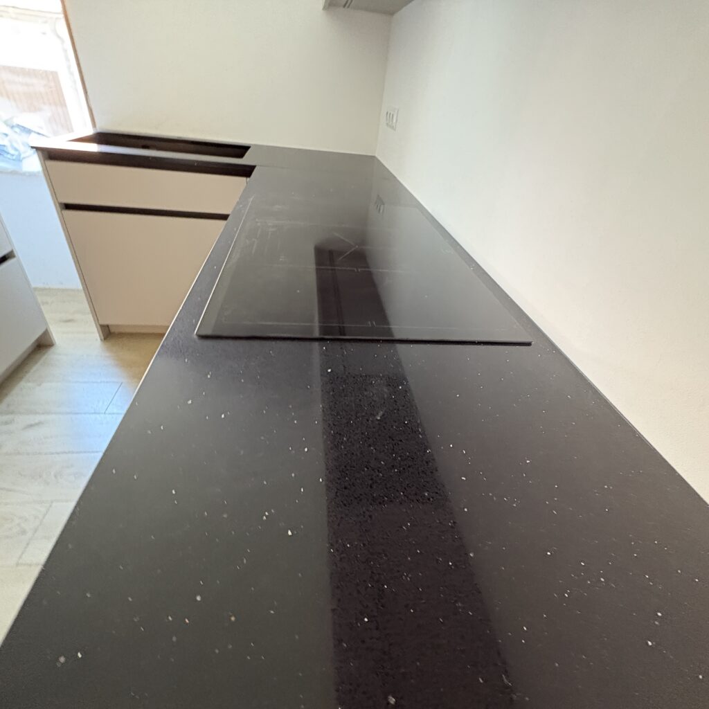 blaty kuchenne z konglomeratu kwarcowego Starlight Black - widok na indukcję